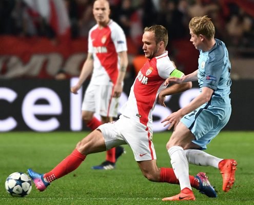 Monaco's French forward Valere Germain (L) challenges Manchester City's Belgian midfielder Kevin De Bruyne during the UEFA Champions League round of 16 football match between Monaco and Manchester City at the Stade Louis II in Monaco on March 15, 2017. / AFP / Pascal GUYOT
FBL-EUR-C1-MONACO-MAN CITY
